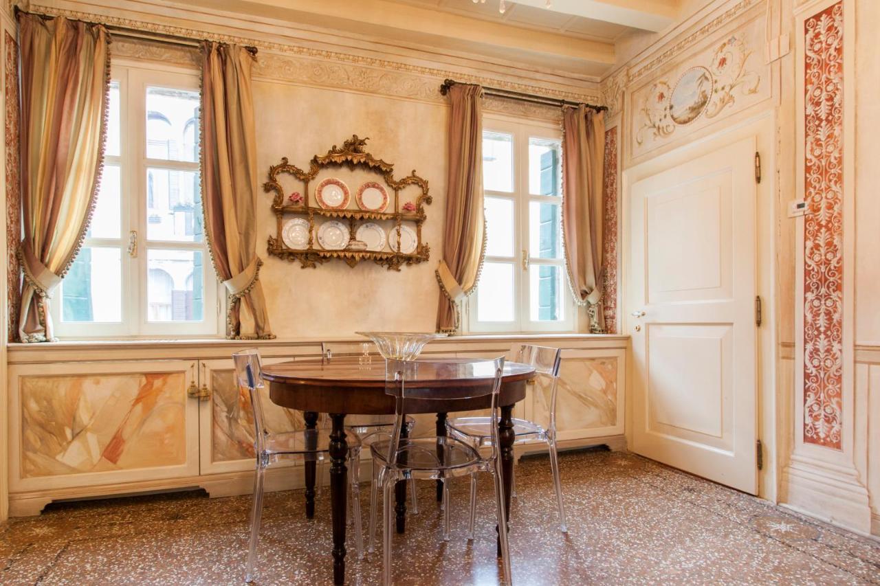 Explore Venice From A Sophisticated Hideaway In San Polo Exterior foto