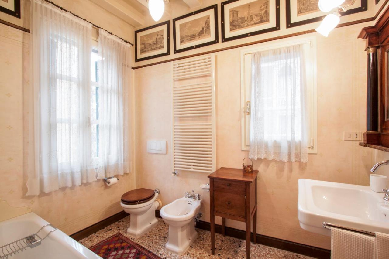 Explore Venice From A Sophisticated Hideaway In San Polo Exterior foto